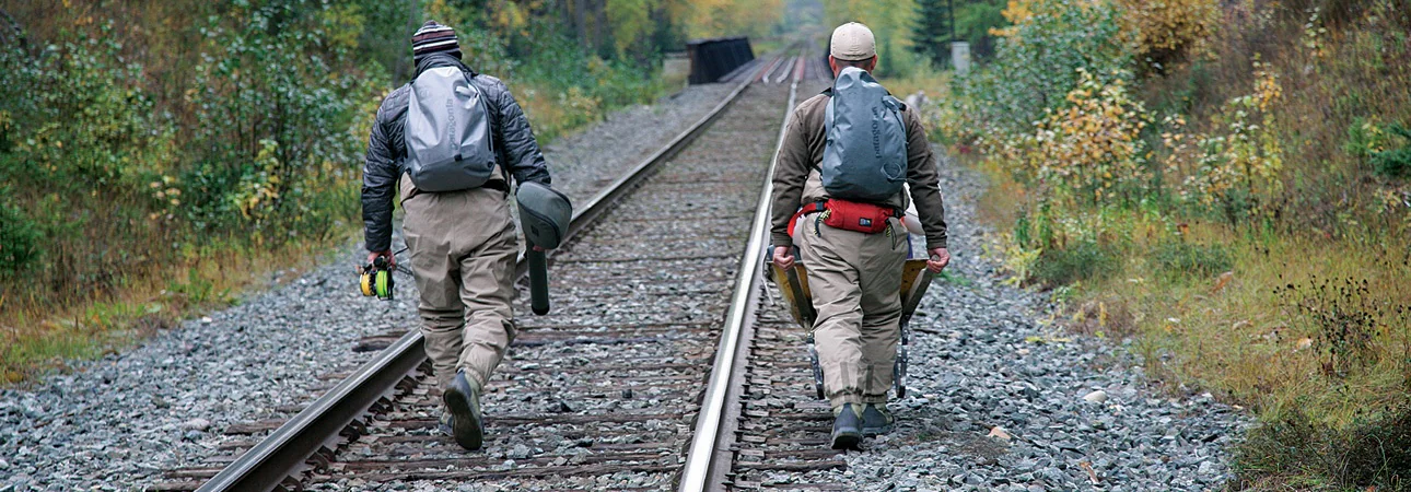 Fliegenfischen - auf dem Weg zum Spot mit wasserdichtem Rucksack