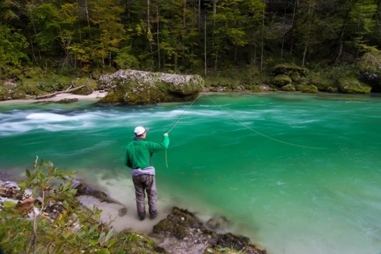 Simon beim Fliegenfischen auf Äschen an der steirischen Salza