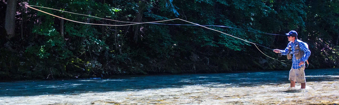 Ralf beim Fliegenfischen an der Weissen Traun in der Mittagspause