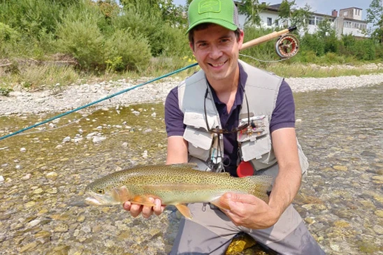 Ralf im Sommer mit einer Regenbogenforelle und Fliegenrute - Deutsche Traun Traunstein